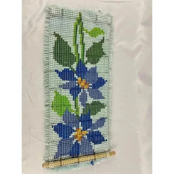 VTG Hooked Rug Hanging Artwork Blue Flowers 21"x9" Collectible Handmade - Picture 5 of 8